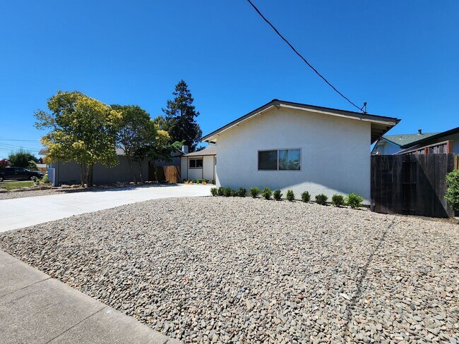 Foto del edificio - Rohnert Park Home with Large Fenced Yard