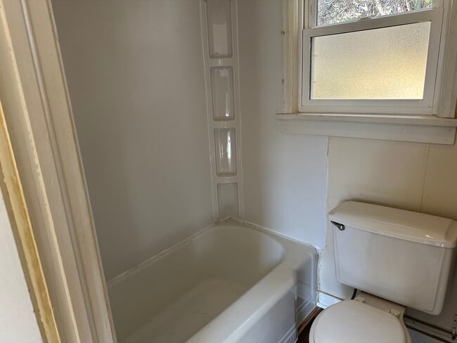 Foto del edificio - 310 Edward St.