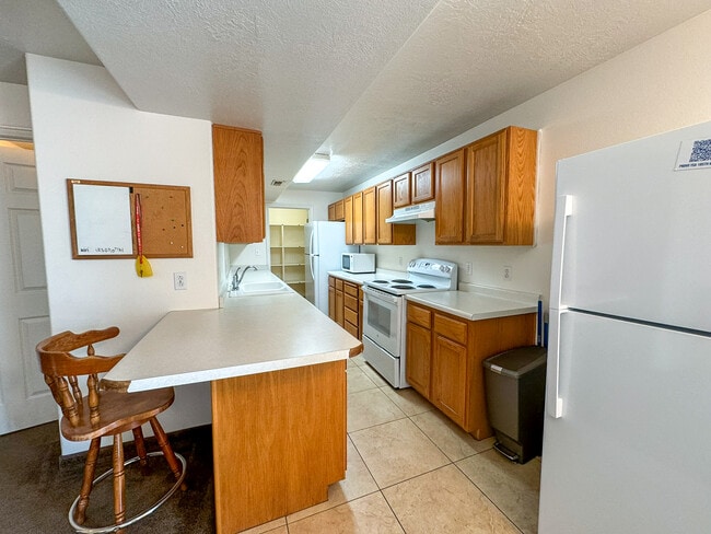 Building Photo - 25 W 880 N