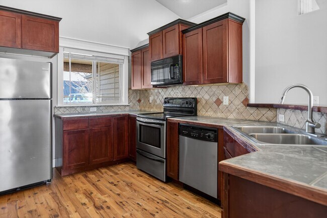 Building Photo - Spacious Home in Quiet Star Cul-de-Sac with Large Yard