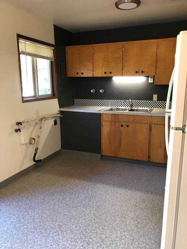 kitchen w/ WD hookup - 3953 SE Gladstone St