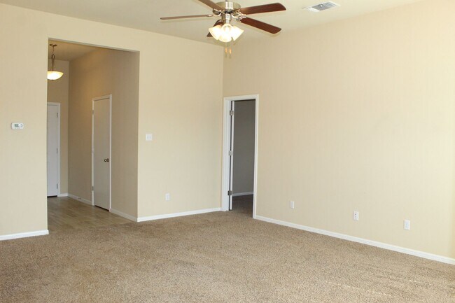 Foto del edificio - ALMOST NEW, CUTE 3 BEDROOM, 2 BATH