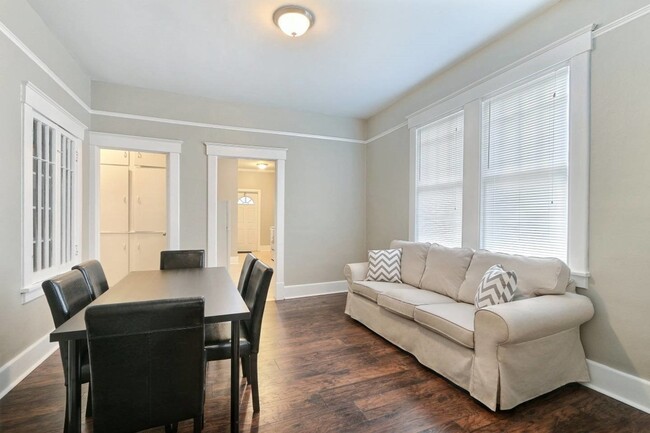 Building Photo - Large Downtown 3BR/2BA House For Rent Walk...