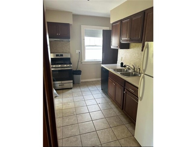 Building Photo - 989 Lincoln Ave