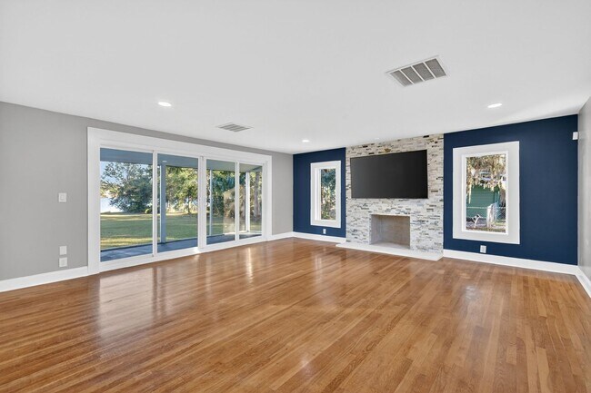 Foto del edificio - Lakefront 4-Bedroom Home for Rent in Beautiful Umatilla, FL