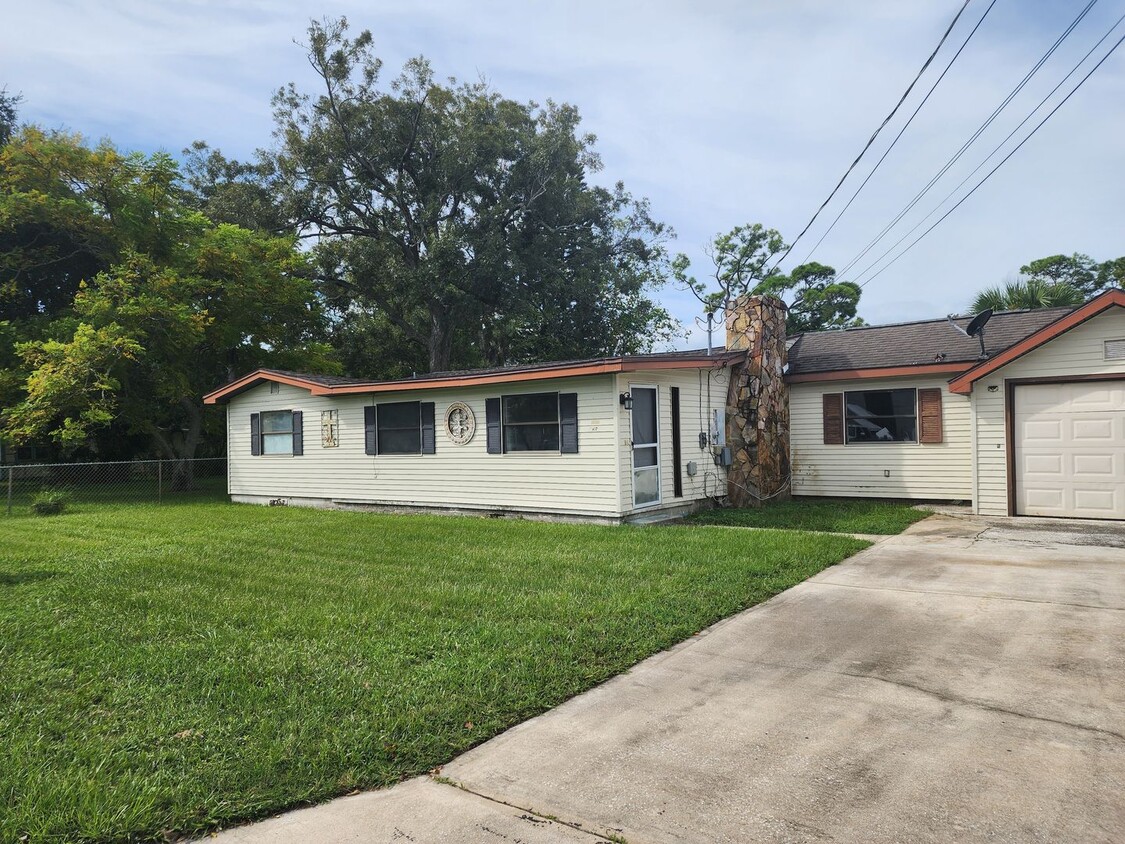 Foto principal - 3 bedroom 2 Bath Single Family Home w/ Lar...