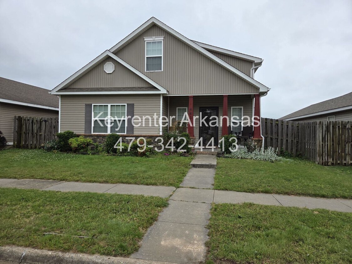 Beautiful 3 Bedroom Home with Hardwood, Tile & Spacious Kitchen - Beautiful 3 Bedroom Home with Hardwood, Tile & Spacious Kitchen