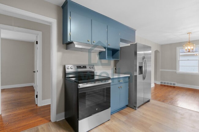 Building Photo - "Charming 5-Bedroom Oasis with 2 Full Bath...