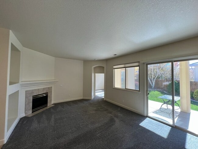 Building Photo - Beautiful Three Bedroom in the Golf Cou...