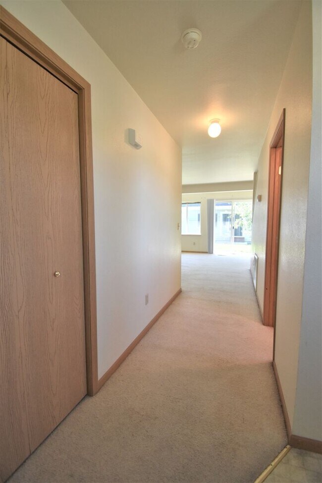 Building Photo - 3Bed 1.5Ba Townhouse with GARAGE! Great Location!