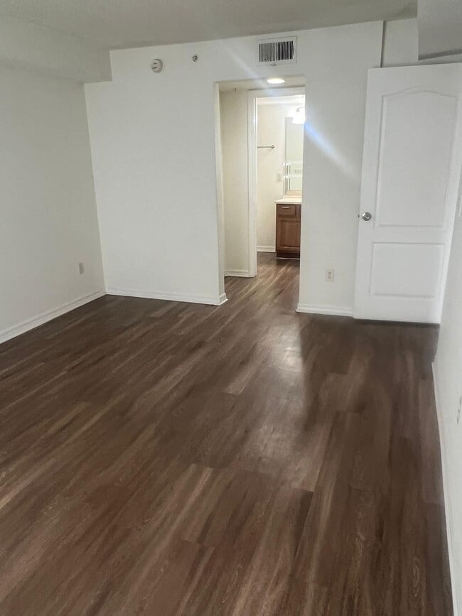 Foto del edificio - 2323 McCoy Rd