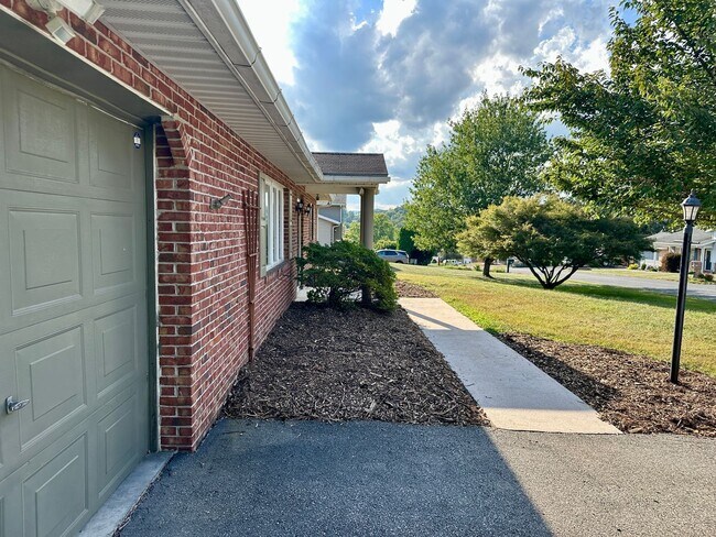 Foto del edificio - 2 Bedroom, 1 Bath Ranch Home