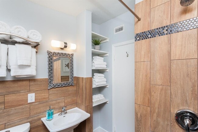 Building Photo - 407 E Crystal Lake St