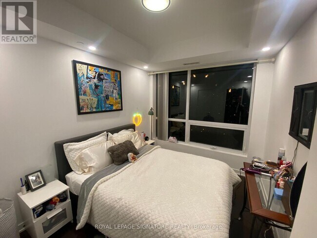 Photo du bâtiment - 1030 King St W