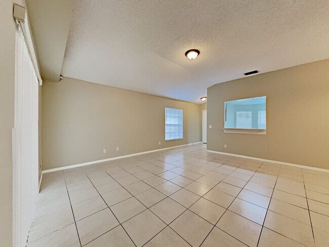 Building Photo - 1015 Royal Oaks Dr