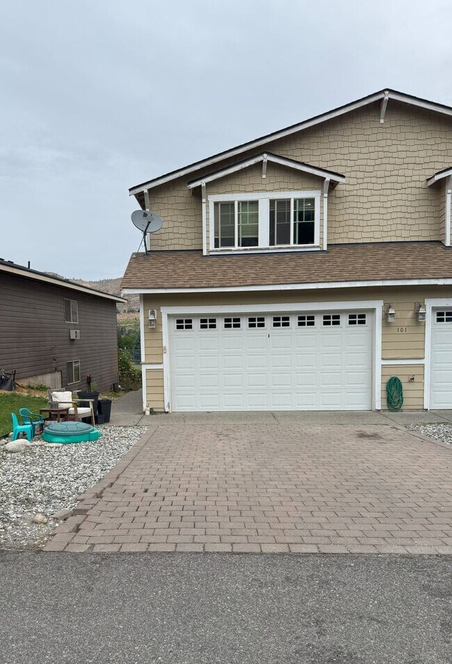 Building Photo - Spacious 3 Bedroom, 2.5 Bath Duplex