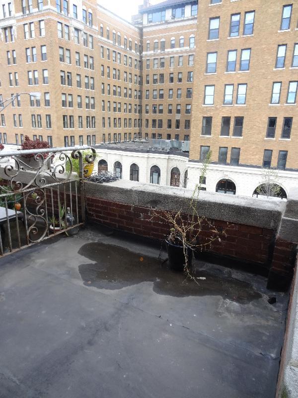 Balcony - 1000 W Argyle St