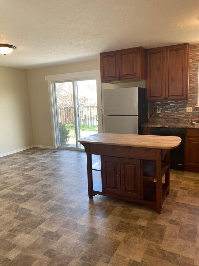 Building Photo - Large 4 bedroom 3 bath top floor duplex