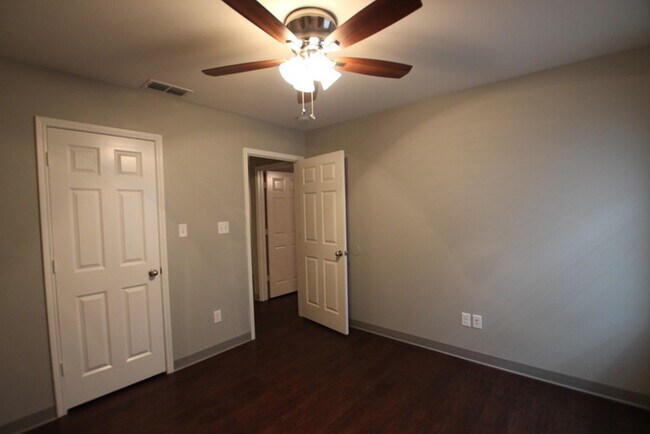 Building Photo - Tour Today! Must see 3 Bedroom 2 Bath Dupl...