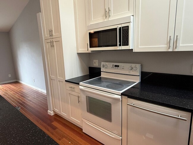 Building Photo - 2BR Top Floor Condo w/ Dedicated Parking &...