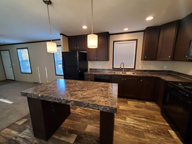 Foto del edificio - 6 Meadowlark Dr