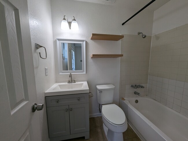 Photo - 416 40th St E House