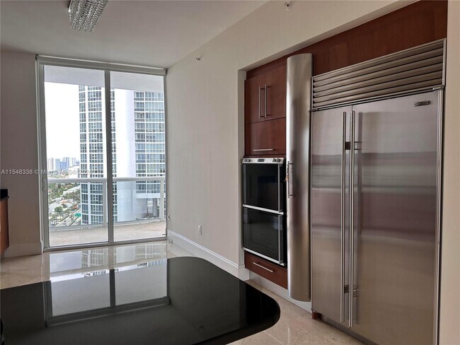 Foto del edificio - 18101 Collins Ave