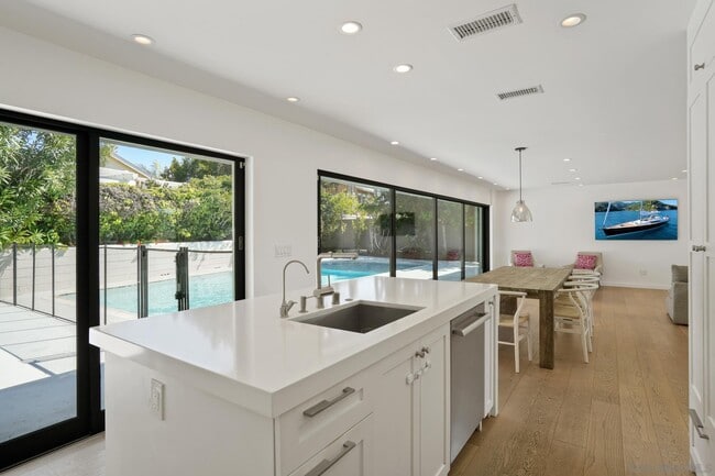 Building Photo - 8865 Robinhood Ln