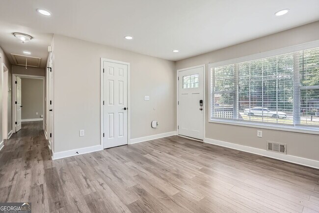 Building Photo - 2818 Meadowview Dr SE