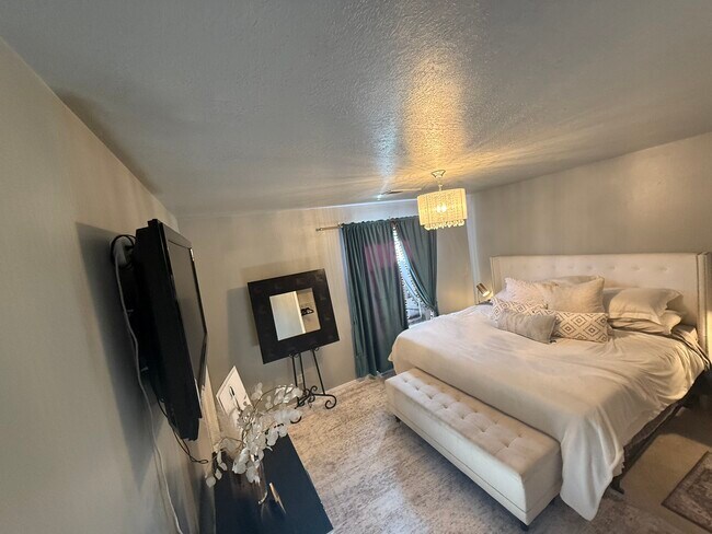 Building Photo - 6490 Paseo del Sol