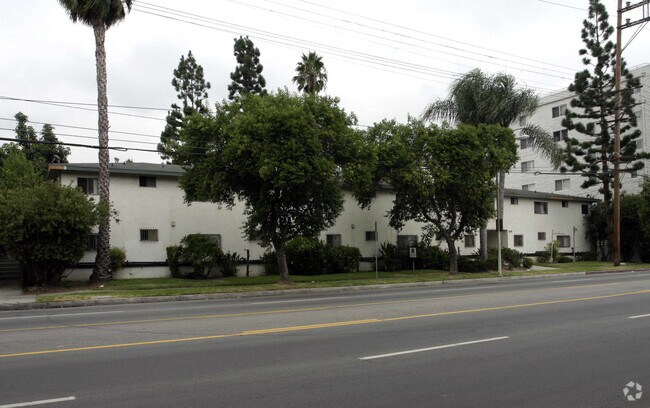 Building Photo - 17319 Vanowen St