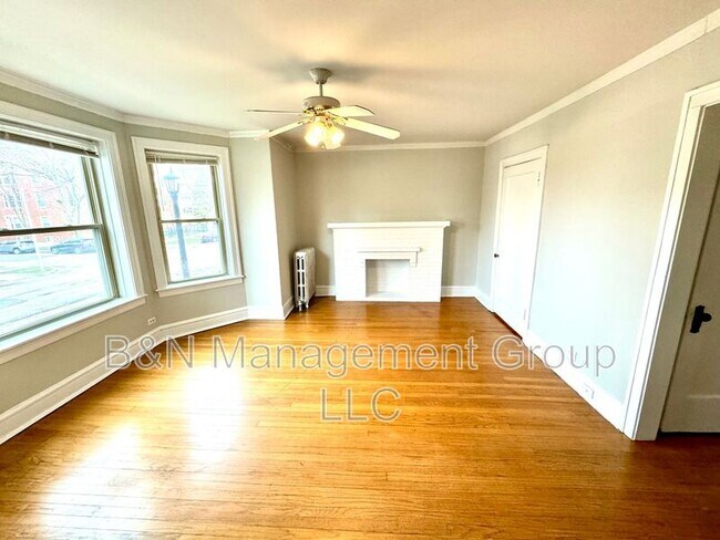 Building Photo - 4895 N Hermitage Ave