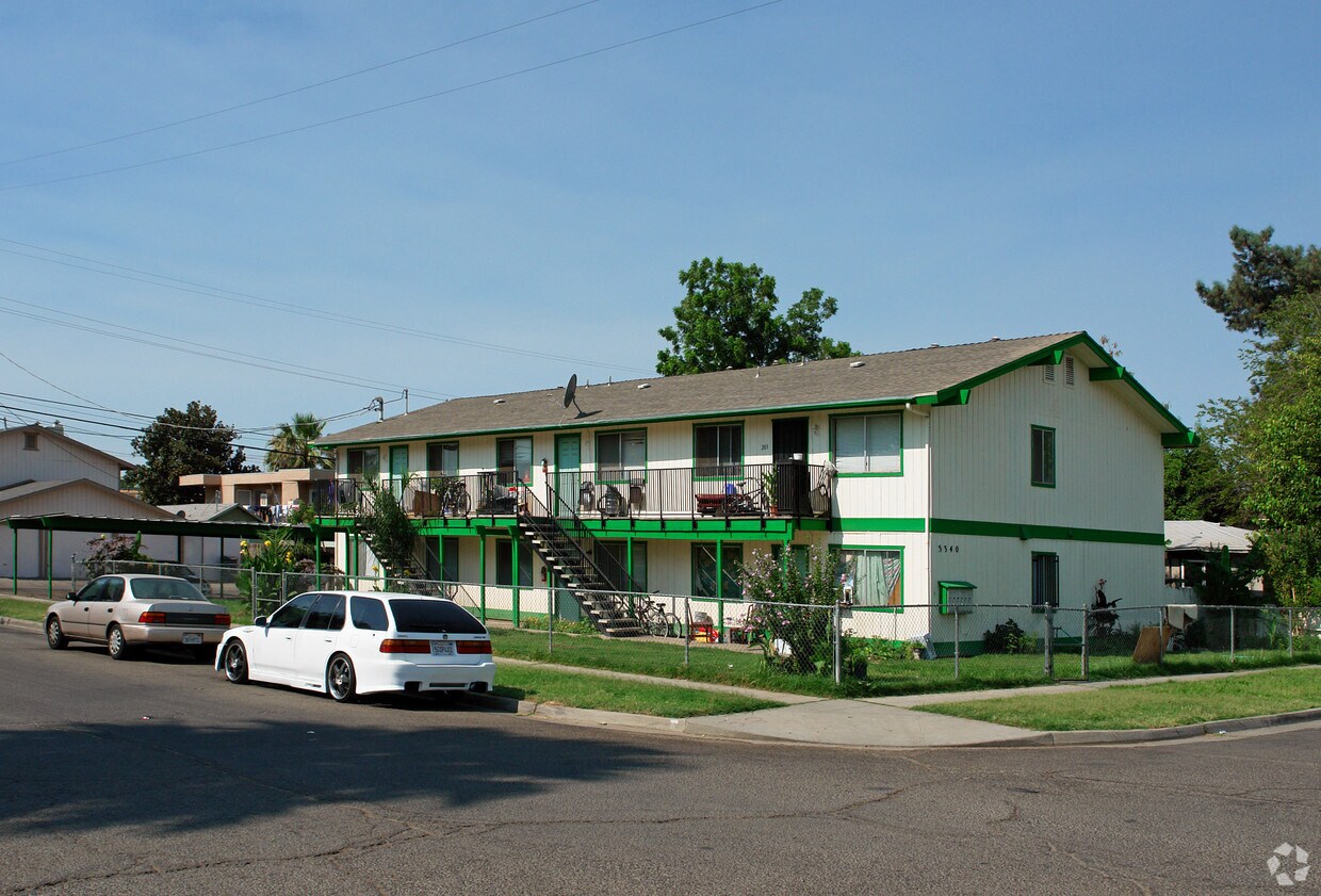 Foto principal - 3340 E Clay Ave