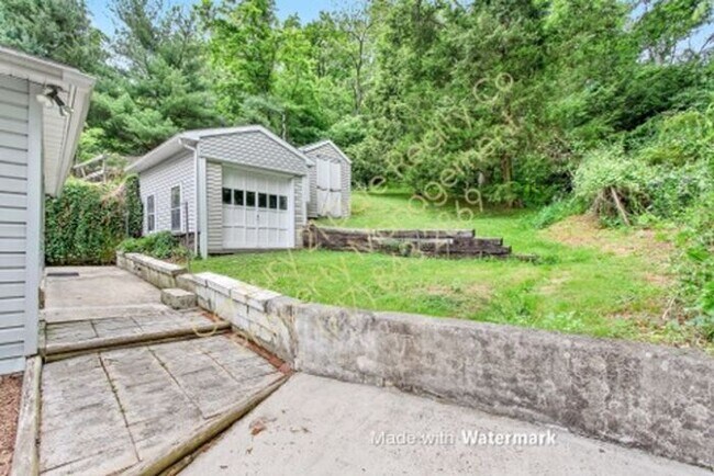 Foto del edificio - Large Home in Glen Rock right next to the ...