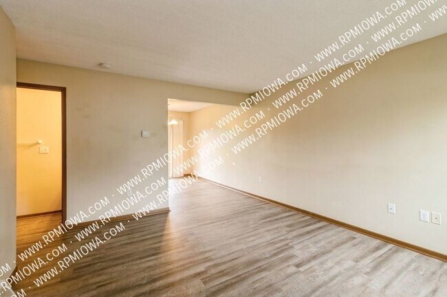 Building Photo - HUGE BACKYARD!!  2 Bedroom, 1.5 Bathroom i...