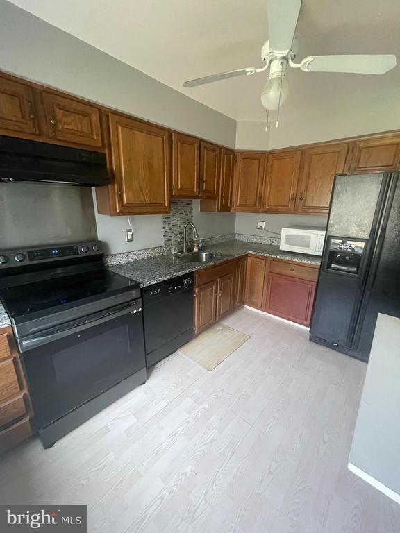Building Photo - 303 Milford Ct
