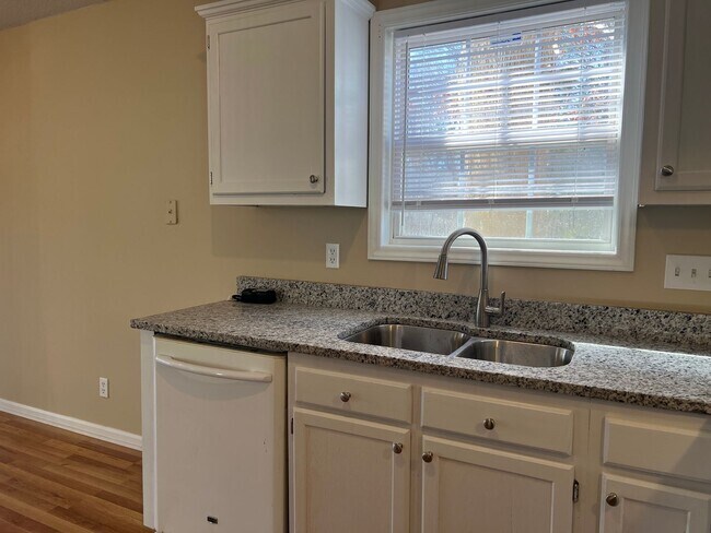 Building Photo - 1401 Ravensthorpe Dr