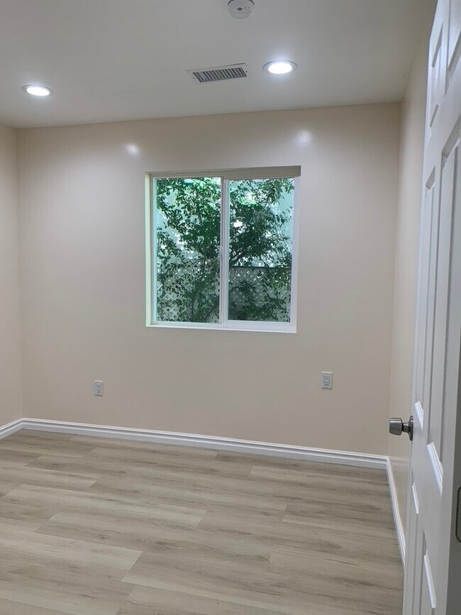 1 room - 2019 E Villa St
