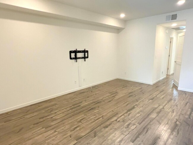 Building Photo - NEW PRICE ! Super Location ! Downtown San ...