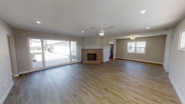 Foto del edificio - Big Bedrooms,  Great Yard!