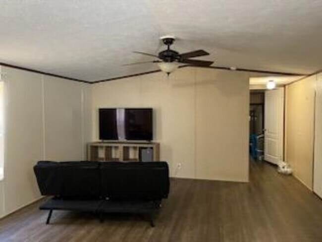Building Photo - $950 - 2 Bedroom / 2 Bath Mobile Home in t...