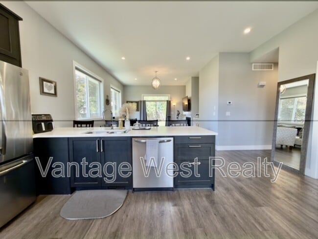 Building Photo - 158 Cariboo Rd