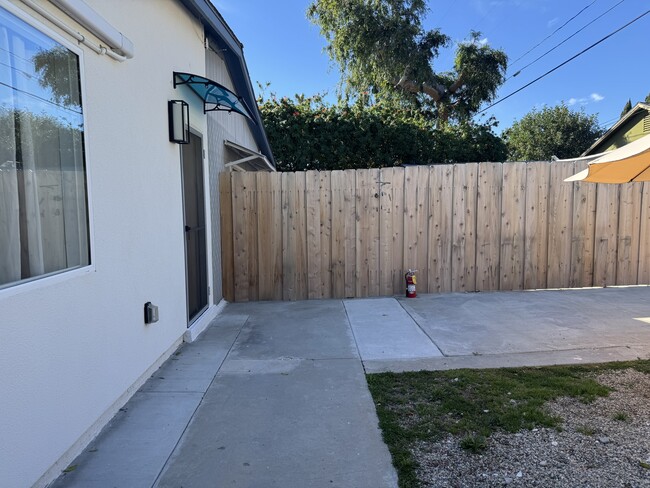 Building Photo - 6439 1/2 Graves Ave