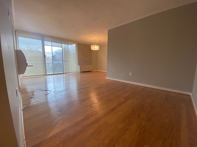 Building Photo - Updated One Bed One Bath Just a block from...