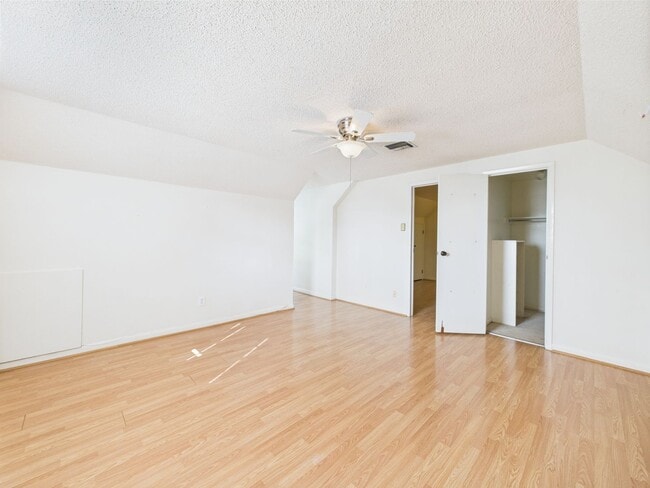 Building Photo - 4 bed / 2 bath Nestled in the vibrant hear...