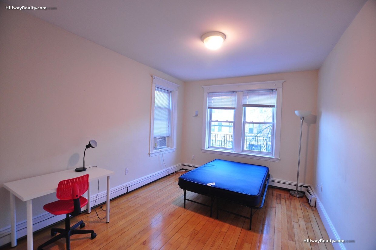 Spacious Room Available for Sublet Apartment for Rent in Allston, MA