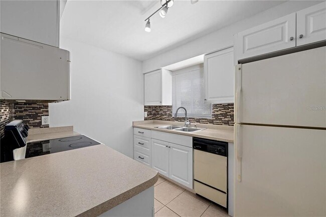 Foto del edificio - 2757 Hidden Lake Blvd