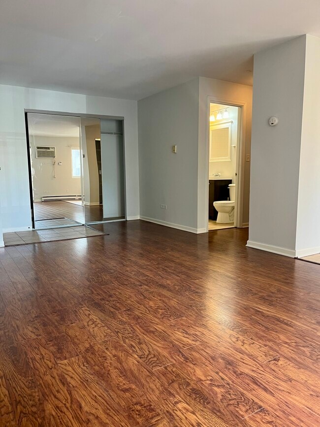 Foto del edificio - 310 Lathrop Ave