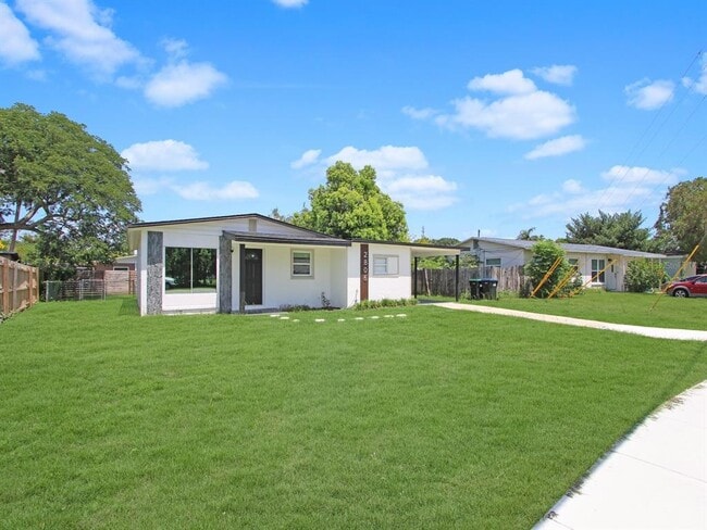 Building Photo - 2806 Bonneville Dr