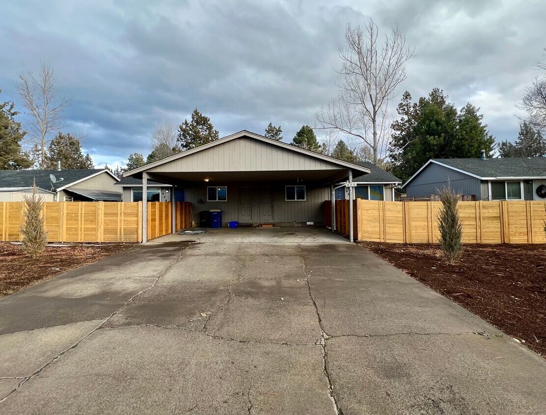 Primary Photo - Charming 2-bedroom, 1-bathroom in Prime Lo...